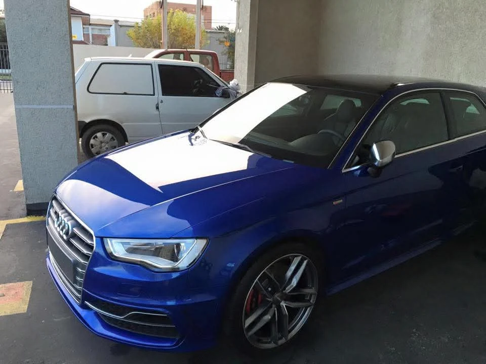 Audi azul en trabajo de lavado y protección automotriz