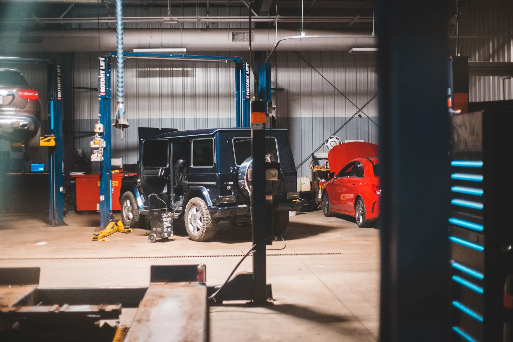 Interior de taller automotriz
